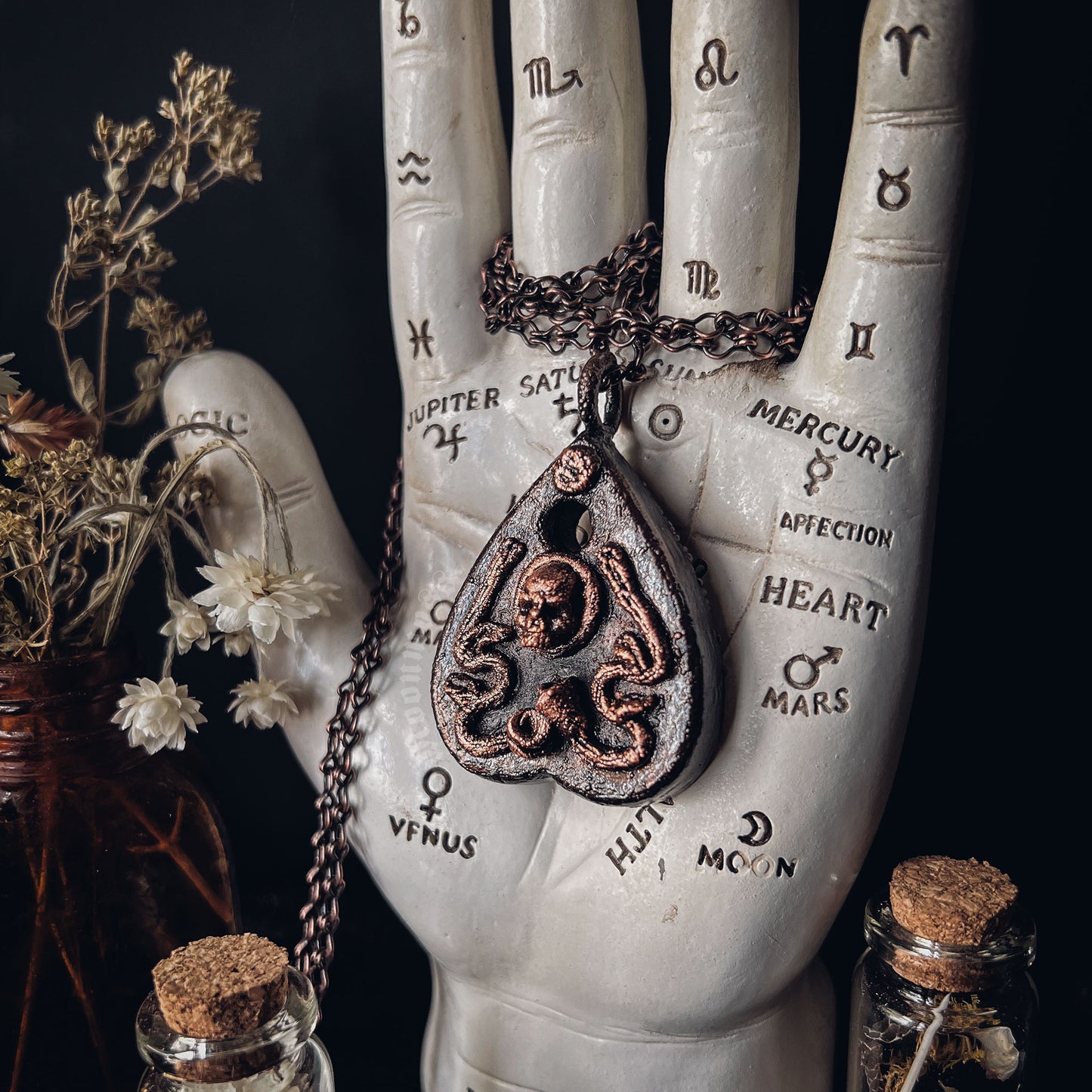 Skull and Vines Planchette