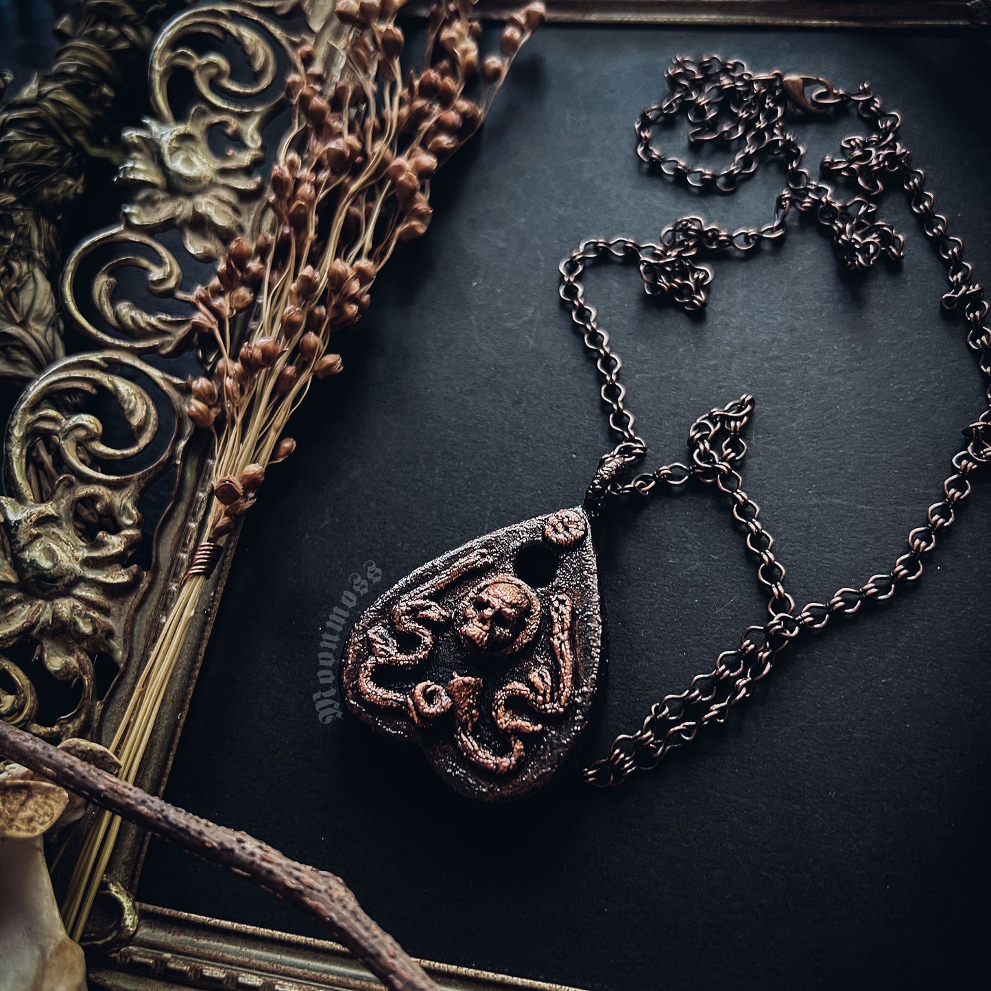 Skull and Vines Planchette