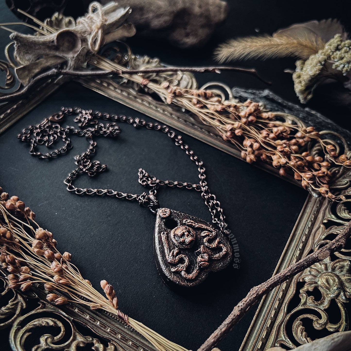 Skull and Vines Planchette